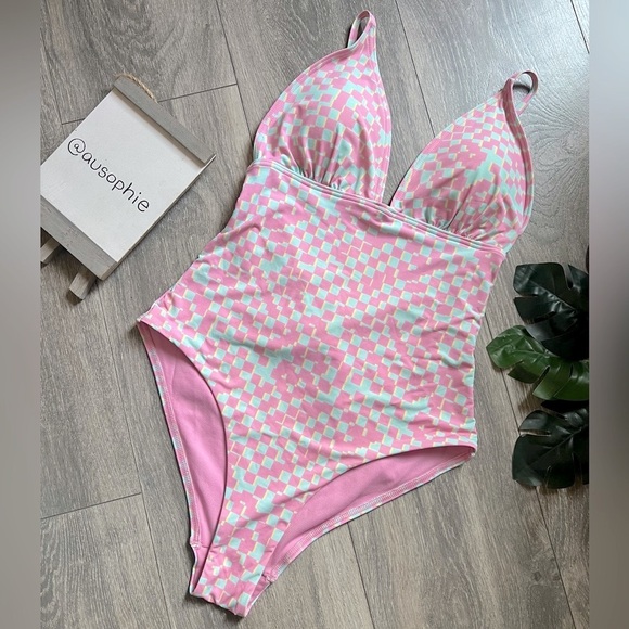 Vero moda VIP one piece swimsuit with scrunch ties. Size S. NWOT! - Picture 2 of 10